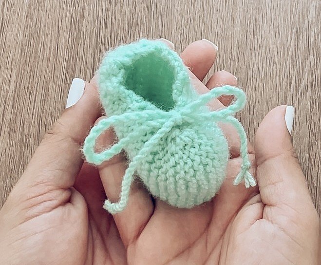 Sapatinho de bebê em tricô (peça pronta)