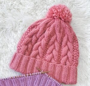 Touca de tricô rosa com pompom feita à mão