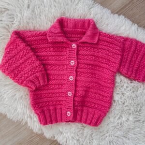 Casaquinho de bebê em tricô pink com botões de coração