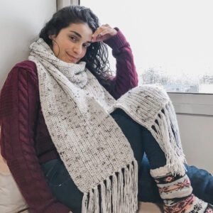 Mulher usando gola e cachecol de tricô branco com franjas